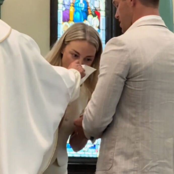 Sposa scambia il paramento sacro del prete per un fazzoletto e ci si soffia il naso: il video è virale
