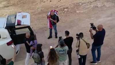 Copertina di Qusra, il palestinese-statunitense Loui Ridi arriva a casa con la bandiera Usa e la issa sul tetto