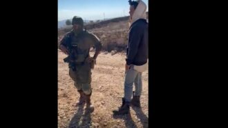 Copertina di Qusra, il video del palestinese-statunitense Loui Ridi mentre affronta il colono: “Questa è la mia casa”