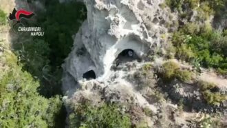 Copertina di Resort abusivo sequestrato a Ischia, era nascosto tra la vegetazione: quattro denunce