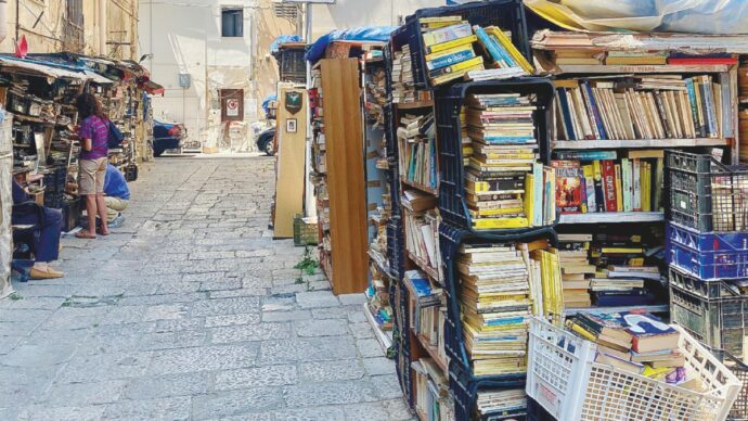 Libreria a cielo aperto: più di 70 mila volumi da sfogliare o regalare