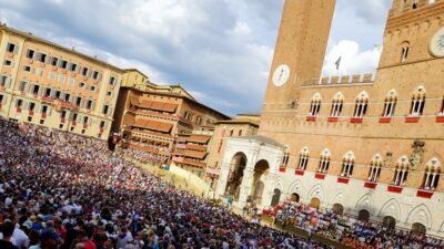 Copertina di Palio di Siena 2026, c’è il sole: oggi si corre la Carriera dell’Assunta | Contrade, orario e dove vederlo in diretta tv