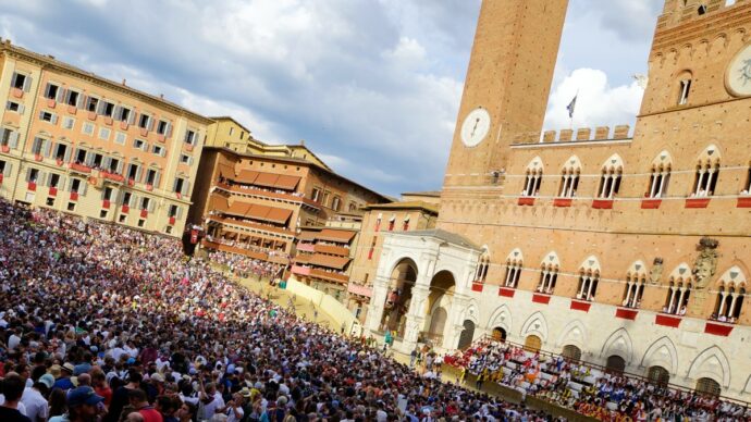 Palio di Siena 2026, c’è il sole: oggi si corre la Carriera dell’Assunta | Contrade, orario e dove vederlo in diretta tv