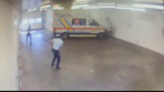 Copertina di Prato, le immagini degli spari all’ospedale: l’uomo in manette tenta la fuga, l’agente esplode tre colpi