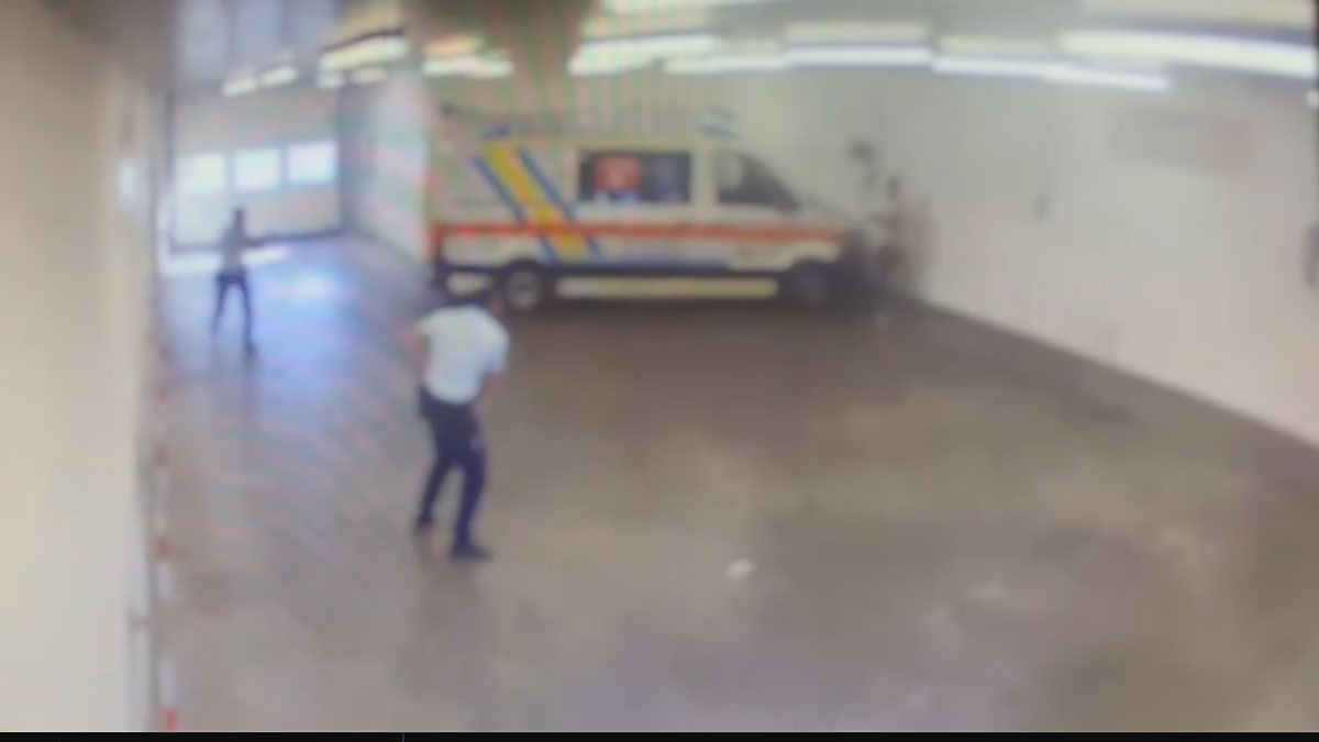 prato le immagini degli spari all8217interno dell8217ospedale l8217uomo tenta la fuga l8217agente esplode tre colpi da Ilfattoquotidiano.it prato le immagini degli spari all8217interno dell8217ospedale l8217uomo tenta la fuga l8217agente esplode tre colpi