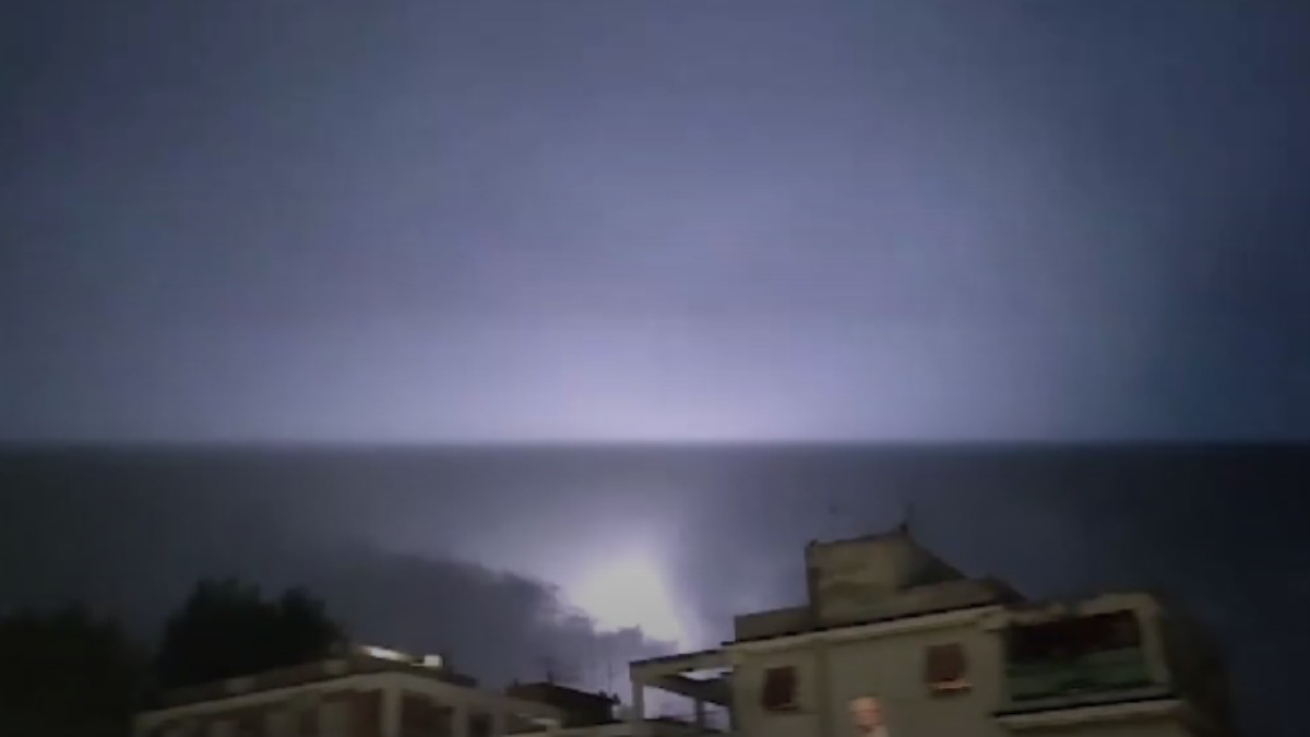 tempesta di fulmini su roma l8217impressione sequenza che illumina il cielo della capitale da Ilfattoquotidiano.it tempesta di fulmini su roma l8217impressione sequenza che illumina il cielo della capitale
