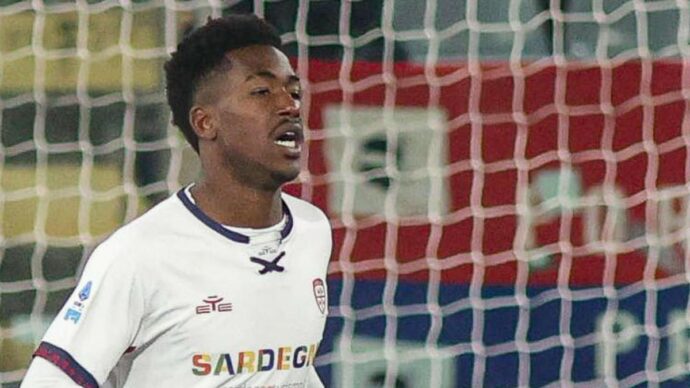 Yael Trepy si è risvegliato dal coma, il calciatore del Cagliari è stato estubato: “Vigile e collaborante”