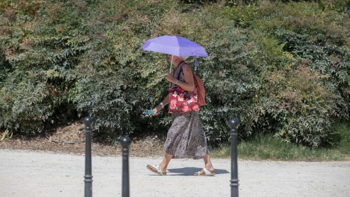 Barcellona, i rifugi climatici contro il caldo estremo chiudono per ferie: “Sulla carta oltre 500, ma sempre aperti sono solo la metà”
