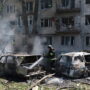 Copertina di Ucraina, droni russi su un minibus a Kherson: quattro morti. Abbattuti 25 velivoli diretti verso Mosca