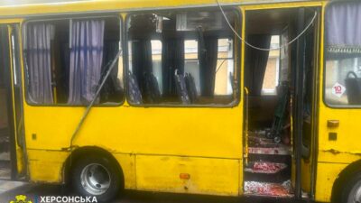 Copertina di Ucraina, droni russi su un minibus a Kherson: quattro morti. Abbattuti 25 velivoli diretti verso Mosca