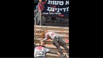 Copertina di Insanguinati e sdraiati davanti al Ministero per protestare contro “i pogrom e il genocidio in Palestina”: la manifestazione del partito Hadash in Israele