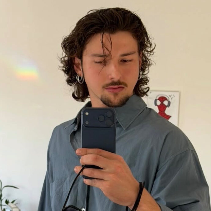 “Ho fatto il cameriere, il babysitter, il giardiniere e ho lavorato in una serra di pomodori. Dopo Amici, come cantante mi sentivo fallito ancora prima di aver cominciato”: lo rivela Cricca