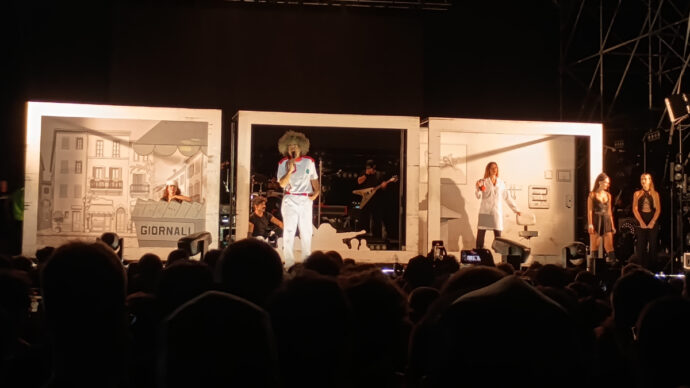 Orbit Orbit: il tour di Caparezza tra coreografie, enormi manichini e momenti di racconto intimo
