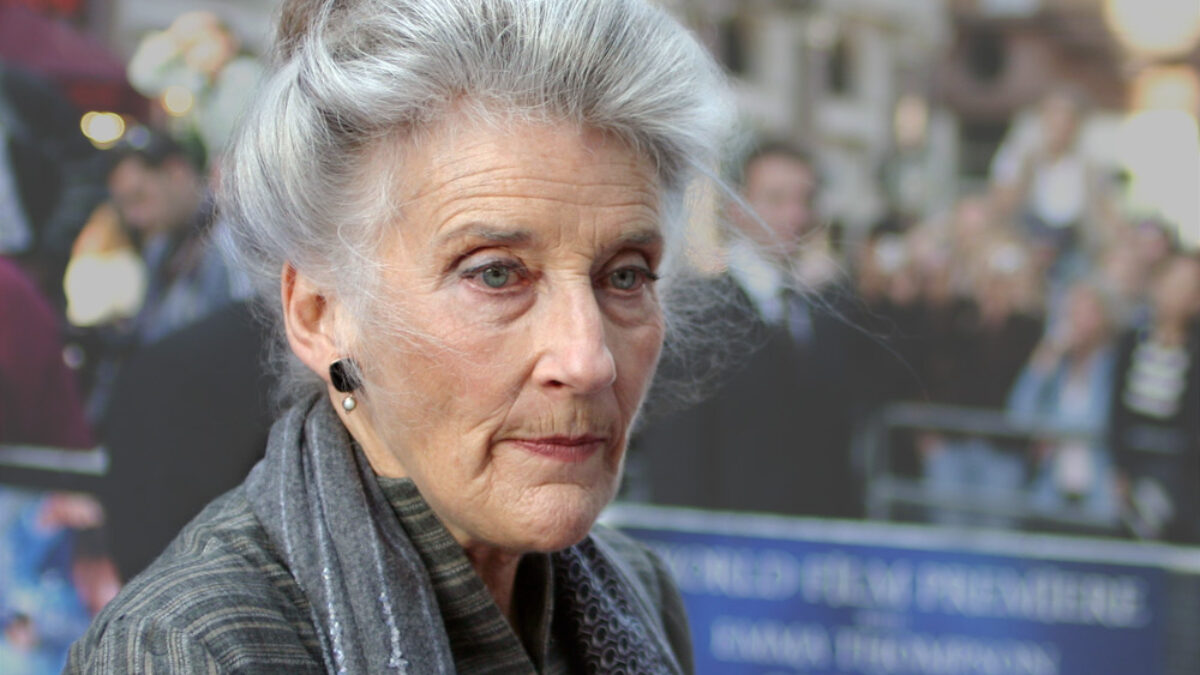 Lutto per Emma e Sophie Thompson, è morta la madre Phyllida Law: l’attrice scozzese aveva 94 anni, spesso aveva recitato sul set con le figlie