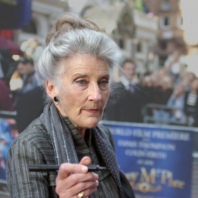 Lutto per Emma e Sophie Thompson, è morta la madre Phyllida Law: l’attrice scozzese aveva 94 anni, spesso aveva recitato sul set con le figlie