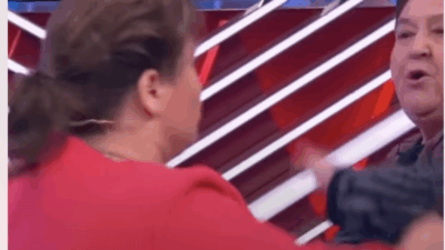 Copertina di Si alzano dal divano, si insultano, si spintonano e iniziano a schiaffeggiarsi a vicenda: la lite in diretta tv tra Lydumila e Evgenia è virale – VIDEO