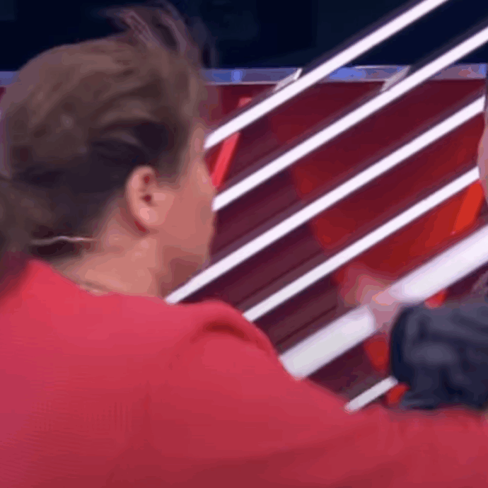 Si alzano dal divano, si insultano, si spintonano e iniziano a schiaffeggiarsi a vicenda: la lite in diretta tv tra Lydumila e Evgenia è virale – VIDEO