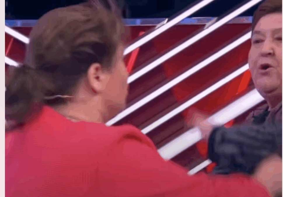 Si alzano dal divano, si insultano, si spintonano e iniziano a schiaffeggiarsi a vicenda: la lite in diretta tv tra Lydumila e Evgenia è virale – VIDEO