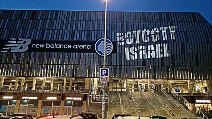 “Boycott Israel”, la protesta alla vigilia di Atalanta-Hapoel: a Bergamo è allarme sicurezza. Vietate le bandiere palestinesi