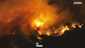 Copertina di Il monte Morrone nella morsa delle fiamme: la battaglia dell’Abruzzo contro gli incendi. Marsilio: “La prevenzione? Colpa degli ambientalisti”