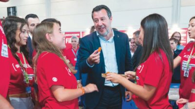 Copertina di Plastici, show, gadget e simulatori: Salvini  si celebra al Meeting