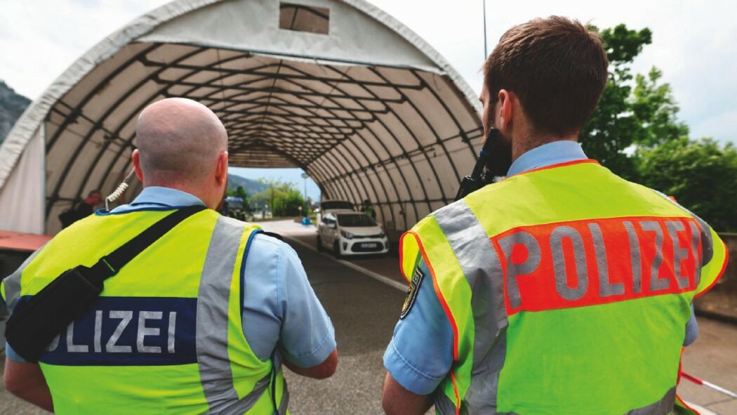 Migranti, l’Austria ne rimanda 4 in Italia. Meloni vuole allungare lo stop a Schengen