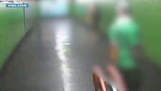 Fece cadere anziana per rapinarla in metro e 82enne finì in ospedale, fermato un 41enne. Il video dell'assalto