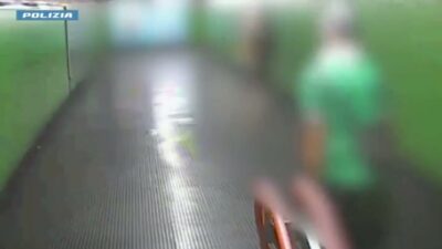 Copertina di Fece cadere anziana per rapinarla in metro e 82enne finì in ospedale, fermato un 41enne. Il video dell’assalto