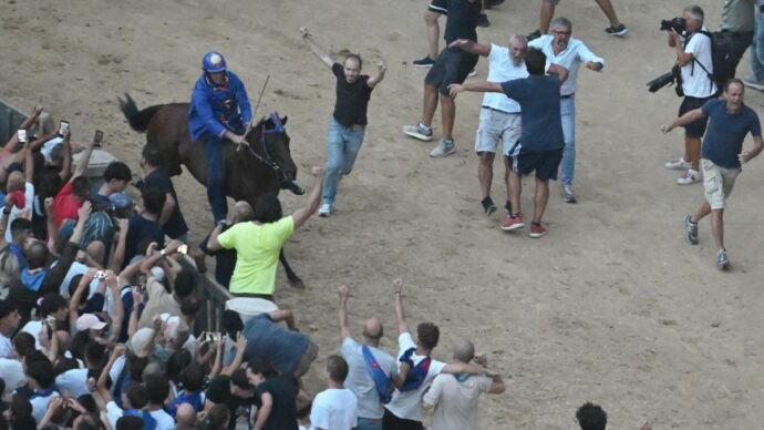 Palio di Siena: fantino e cavallo travolti dalla folla dopo il successo del Nicchio. Tittia resta ricoverato in ospedale