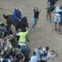 Copertina di Palio di Siena: fantino e cavallo travolti dalla folla dopo il successo del Nicchio. Tittia resta ricoverato in ospedale