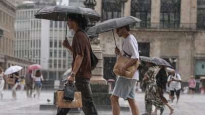 Copertina di Maltempo, frane in Valcamonica: “Evacuate 57 persone”. Genova irraggiungibile dall’Aurelia, Chiavari sott’acqua: “Torrente rischia esondazione”