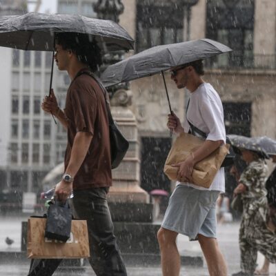 Copertina di Maltempo, frane in Valcamonica: “Evacuate 57 persone”. Genova irraggiungibile dall’Aurelia. Oltre 37mila fulmini sulla Liguria. Colpiti un treno e la stazione di Ventimiglia: circolazione rallentata