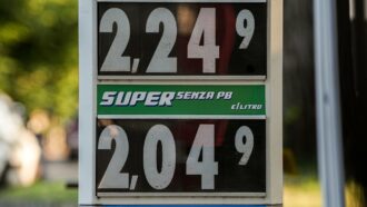 Copertina di La benzina schizza oltre i 2 euro anche fuori dalle autostrade: è ai massimi da settembre 2023. Gasolio a 2,116