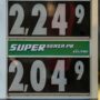 Copertina di La benzina schizza oltre i 2 euro anche fuori dalle autostrade: è ai massimi da settembre 2023