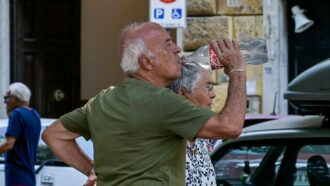 Copertina di Con le ondate di calore è aumentata la mortalità tra i più anziani: i dati di Italia, Germania e Spagna
