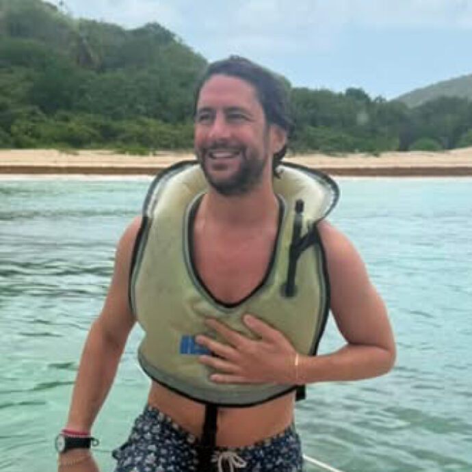 Morto a 38 anni Massimiliano Gatti, è caduto durante una vacanza in Messico. La madre: “Le scale dell’albergo non erano in sicurezza”