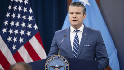 Copertina di Il capo del Pentagono Pete Hegseth se la prende con le persone trans: “Non addestriamo i ‘trannies'”