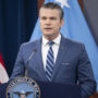 Copertina di Il capo del Pentagono Pete Hegseth se la prende con le persone trans: “Non addestriamo i ‘trannies'”
