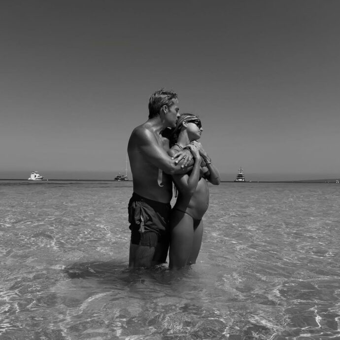 “Amore, dobbiamo cambiare la macchina”: Luca Argentero e Cristina Marino aspettano il terzo figlio, l’annuncio con una foto al mare