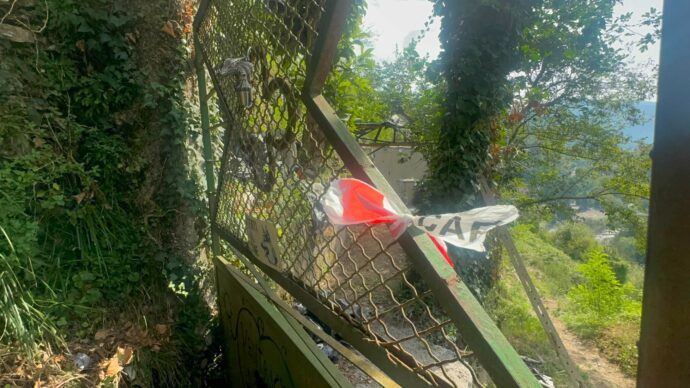 Spara alla compagna, la ferisce alla mano e alla testa e poi scappa: fermato un uomo a Imperia
