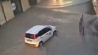 Copertina di Forti temporali in Liguria, Chiavari è sott’acqua: le auto si fanno strada tra il nubifragio