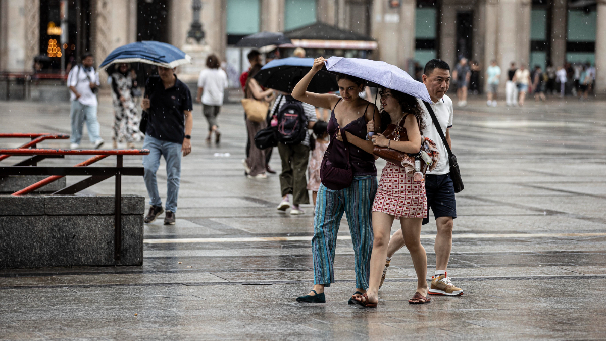 grandinate e raffiche di vento fino a 110 km h allerta arancione a milano chiudono parchi e piscine da Ilfattoquotidiano.it grandinate e raffiche di vento fino a 110 km h allerta arancione a milano chiudono parchi e piscine