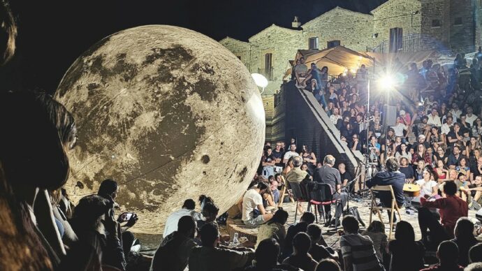 “La luna e i calanchi” di Arminio: memoria e poesia tra i burroni con Papaleo e Dente