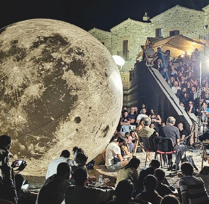 “La luna e i calanchi” di Arminio: memoria e poesia tra i burroni con Papaleo e Dente