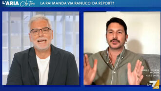 Copertina di Scontro Mollicone-Pucciarelli su La7. “Gli stipendi di Report? Trasparenza”. “Allora pubblicate le chat di Delmastro”