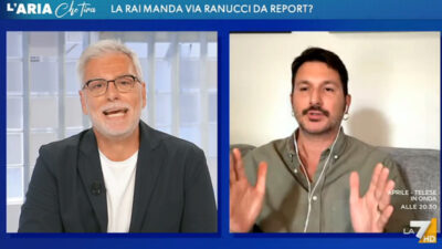 Copertina di Scontro Mollicone-Pucciarelli su La7. “Gli stipendi di Report? Trasparenza”. “Allora pubblicate le chat di Delmastro”