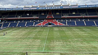Copertina di Il caldo estremo devasta il campo del Parco dei Principi: il Psg costretto a giocare la prima partita in trasferta