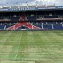 Copertina di Il caldo estremo devasta il campo del Parco dei Principi: il Psg costretto a giocare la prima partita in trasferta