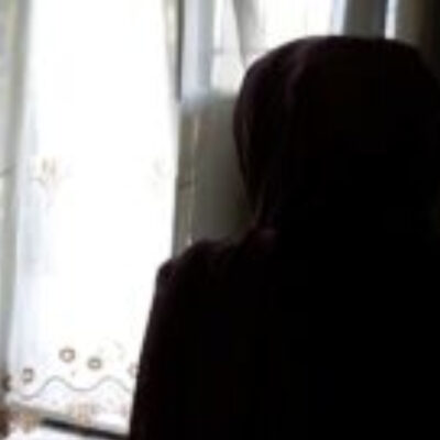Copertina di Setta pseudo-spirituale in Val di Susa, arrestato un 59enne per riduzione in schiavitù e violenza sessuale anche su minori