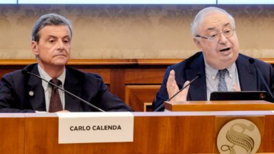 Copertina di Calenda “schiera” la Fondazione Einaudi: “Correrà con noi alle elezioni”. Grazie ad Azione l’ente avrà 1,2 milioni in due anni